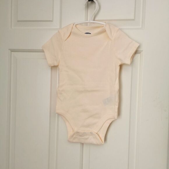 3/$20 BNWOT Old Navy Short sleeve onesie size 18-24 m - Picture 1 of 3